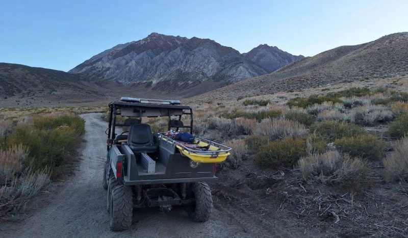 Equipes de busca e resgate reunidas para planejar uma operação em região montanhosa; Brian Seibert, de 53 anos, foi encontrado morto após sofrer uma queda no Monte Morgan, na Califórnia - Reprodução/Mono County Sheriff Search and Rescue Team