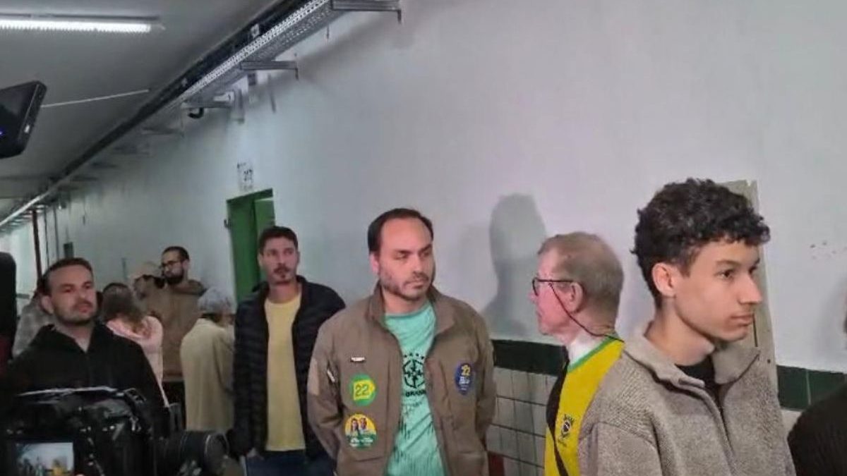 Carlos Bolsonaro acompanha apuração no Rio de Janeiro após votar em Santa Catarina