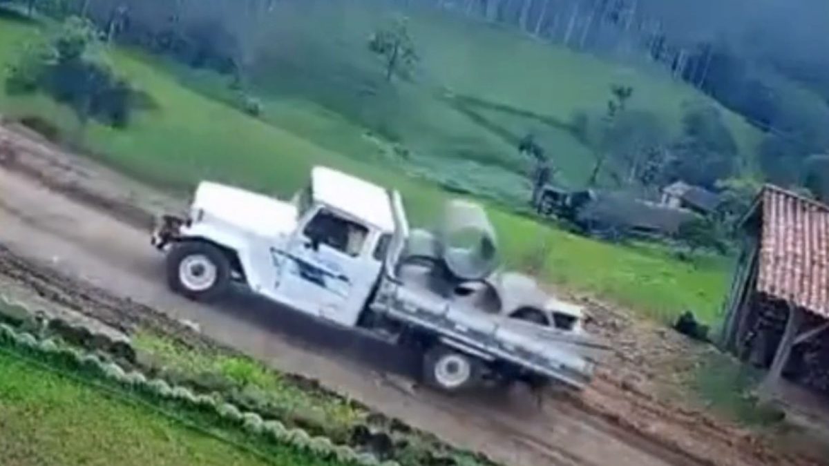VÍDEO: Picape com tubos de concreto perde ‘embalo’ e desce morro desgovernada em SC