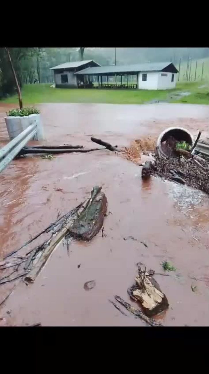 Chuvas intensas destroem pontes, bloqueiam estradas e fazem rio transbordar em SC 3