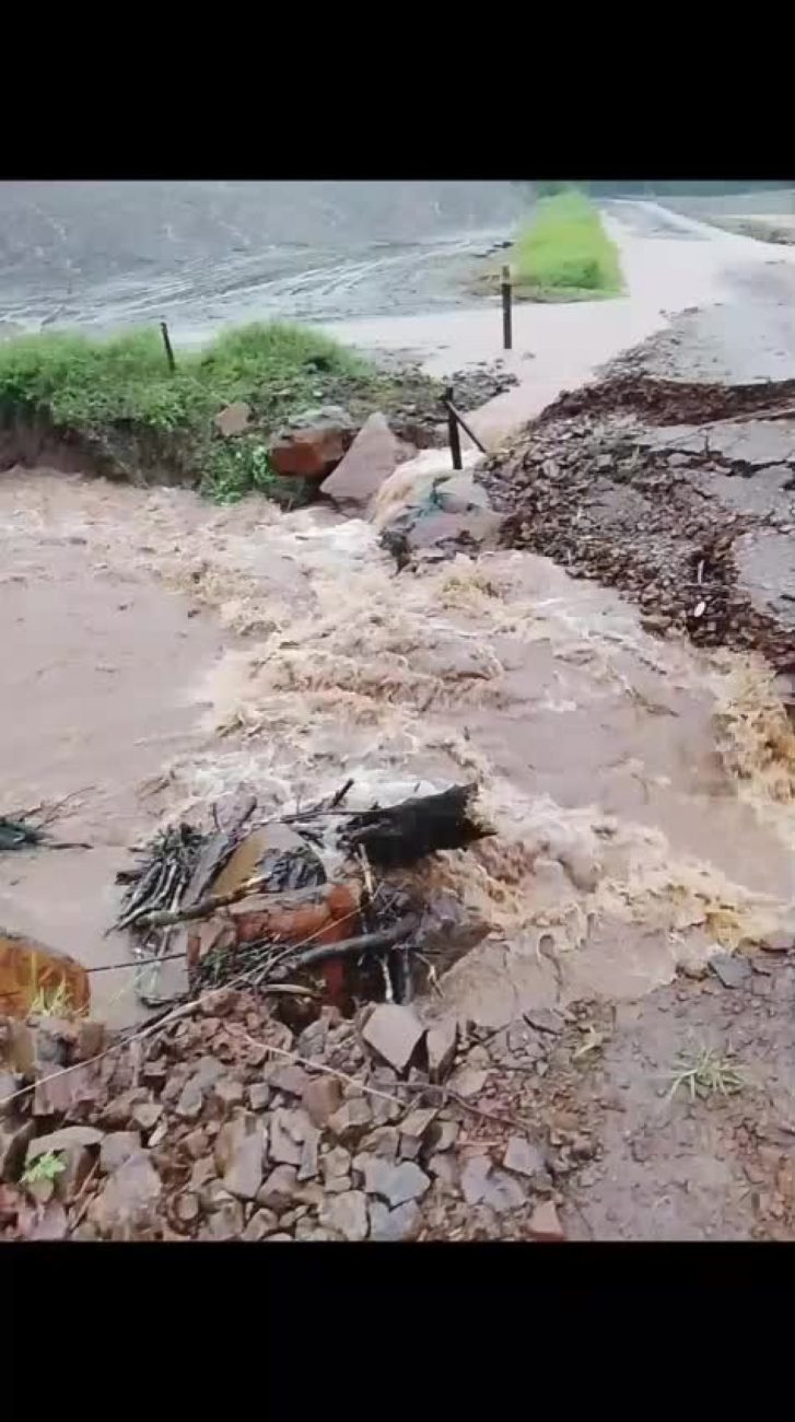Chuvas intensas destroem pontes, bloqueiam estradas e fazem rio transbordar em SC 7