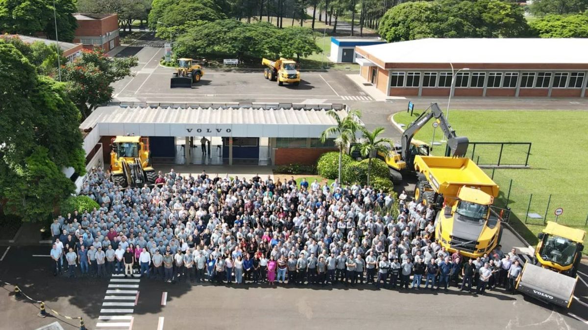 Gigante dos carros de luxo vê receita despencar quase 50% e anuncia mais 2.500 demissões