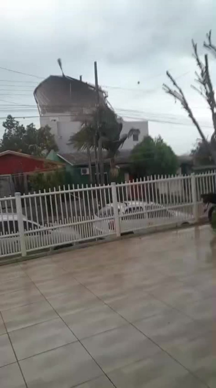 Fortes ventos de até 86,3 km/h arrancam estruturas metálicas em SC durante Super El Niño 1
