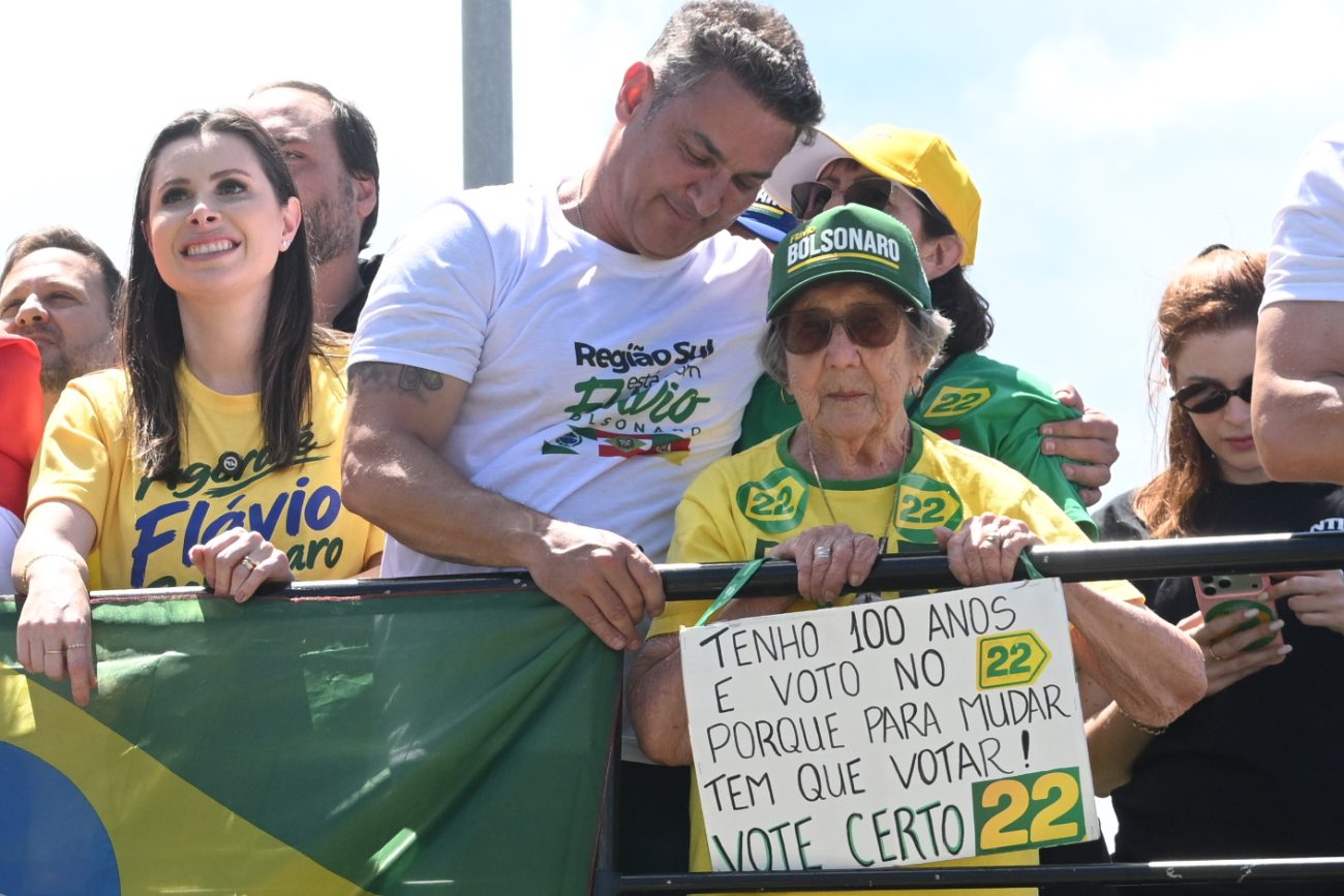 Carol De Toni e Luciano Zucco, na motociata em Florianópolis (SC).Foto: Alan Pedro/ND Mais