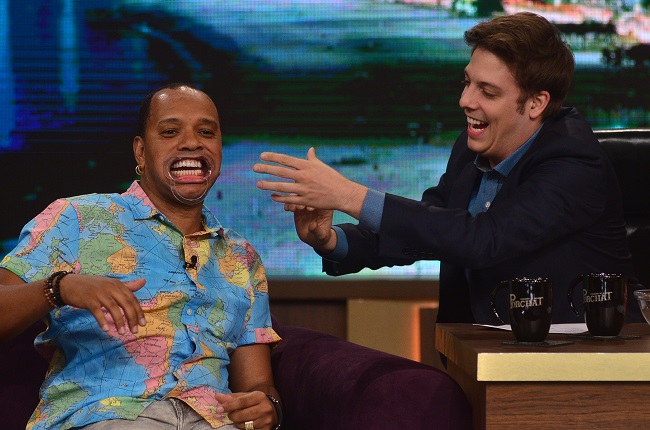 Na última atração do ano, Fábio Porchat entrevista os músicos do grupo Molejo