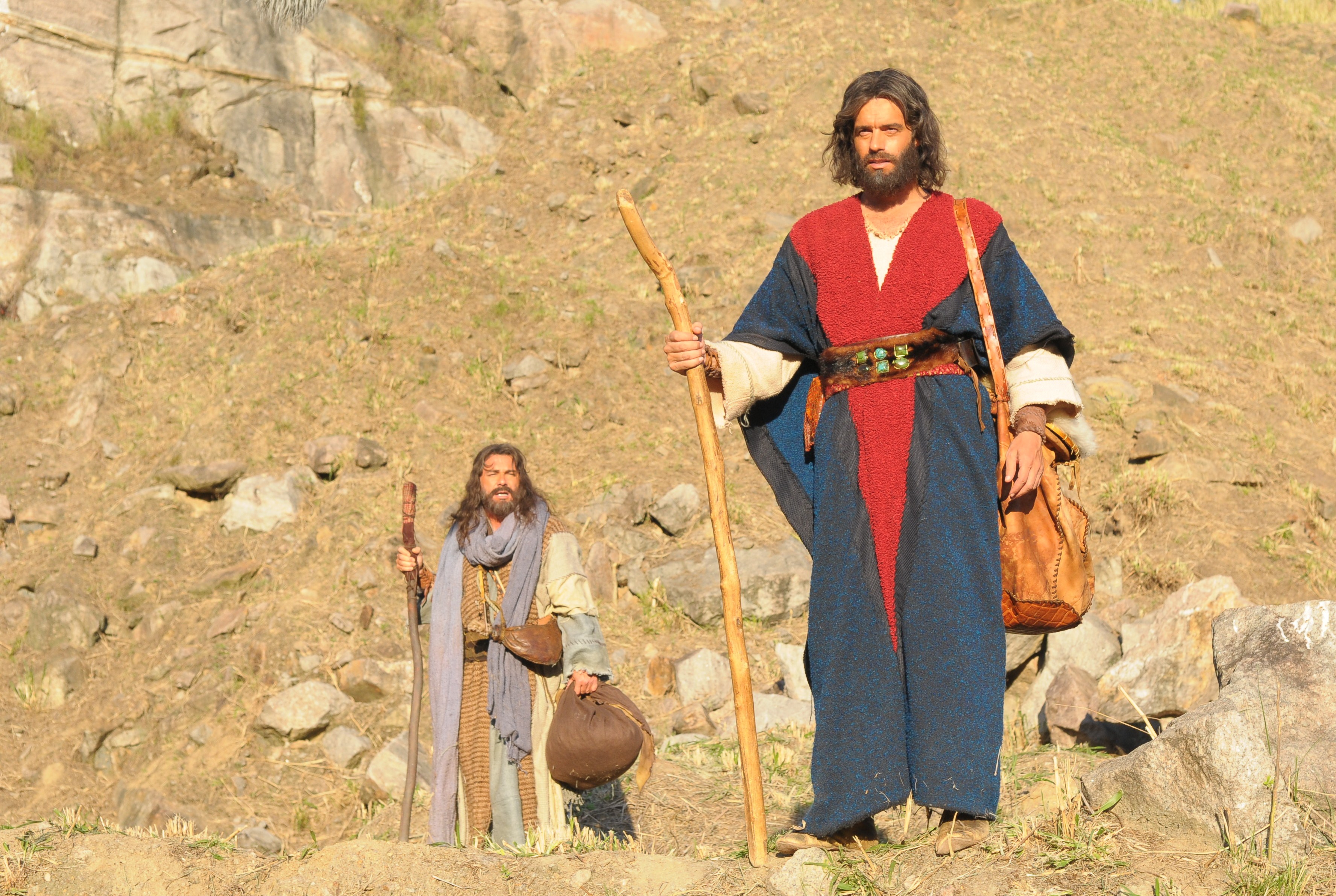 Imagem de dois homens vestidos com roupas de época no deserto